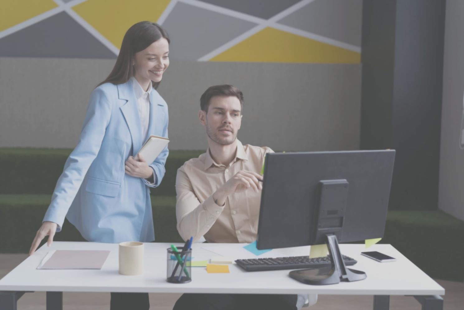 Espace de travail organisé avec outils de gestion financière