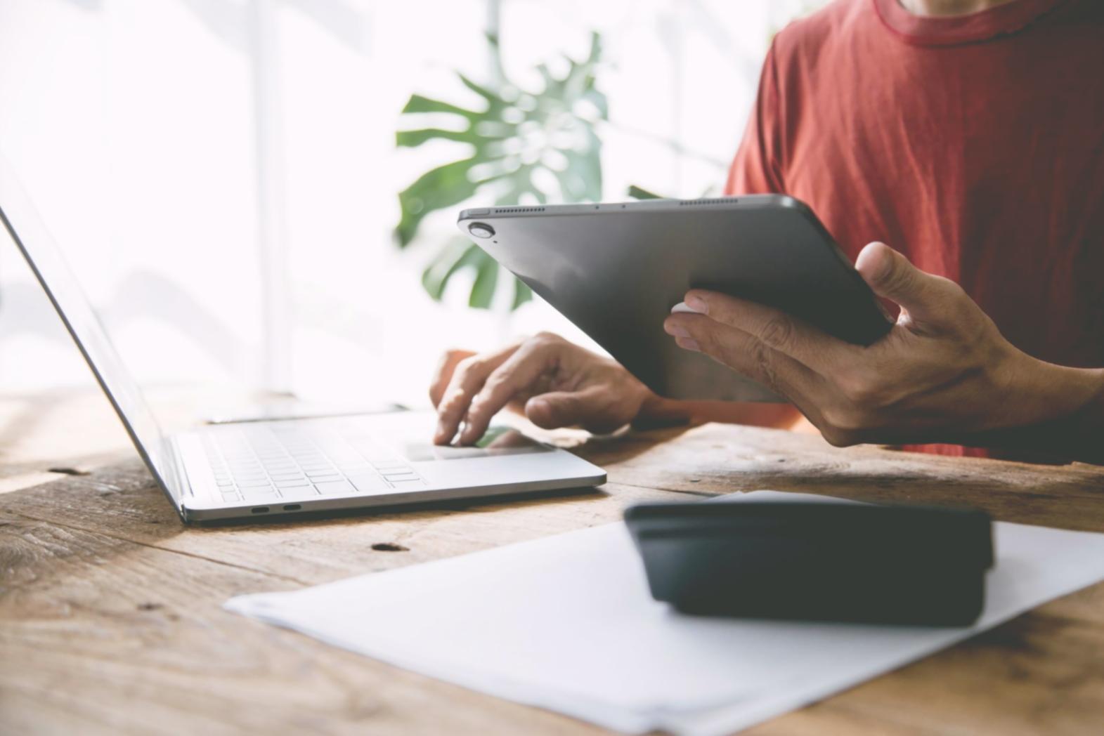 Espace de consultation moderne avec vue sur le centre commercial, environnement professionnel et accueillant pour nos rendez-vous client